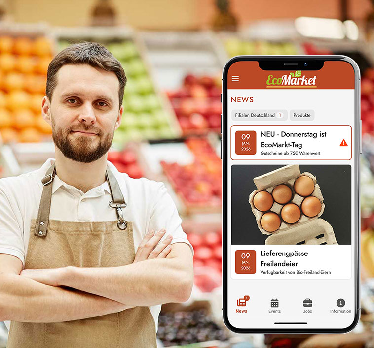 Mitarbeiter im Lebensmittelmarkt neben der CREWUP! App mit EcoMarket-Nachrichten